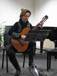 …auch die Lehrerin spielt vor…