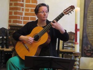 Sandra Saretz musiziert in der Kirche